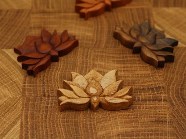 Lotusblüte Holz Anhänger | Handgeschnitzter Yoga Anhänger aus Naturholz als Geschenkidee für Naturliebhaber und spiritueller Schmuck